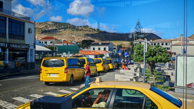 Taxi am Kreisverkehr Porto Santo